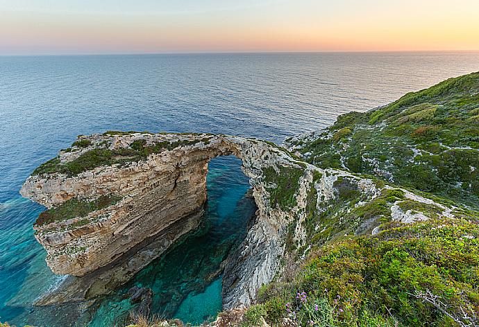 Rock arch . - Villa Alexandros . (Galerie de photos) }}