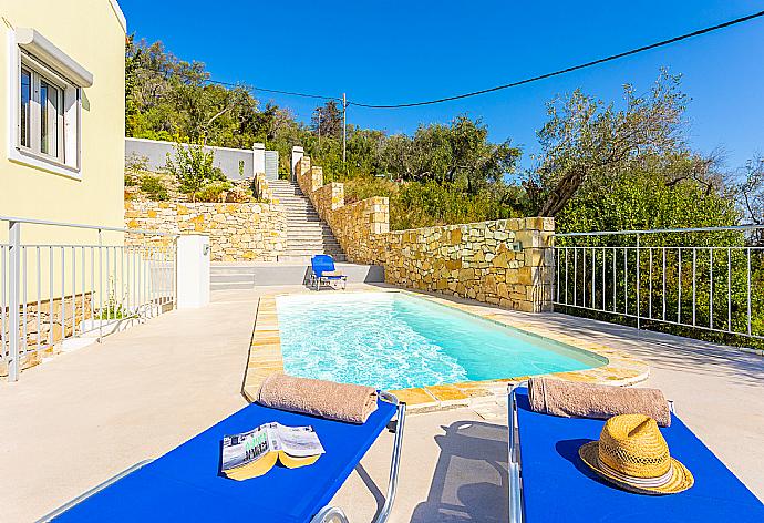 Private pool and terrace with woodland views . - Villa Ifigeneia . (Galerie de photos) }}