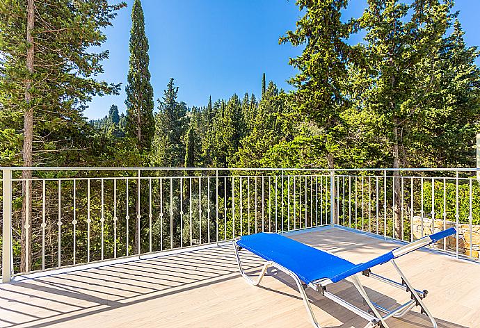 Terrace area with woodland views . - Villa Ifigeneia . (Fotogalerie) }}