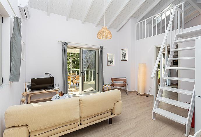 Open-plan living room with sofa, dining area, mezzanine, kitchen, A/C, WiFi internet, and satellite TV . - Villa Ifigeneia . (Galleria fotografica) }}