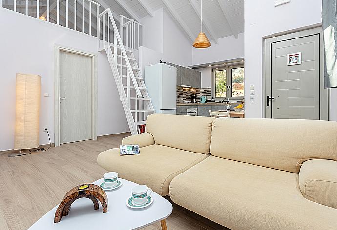 Open-plan living room with sofa, dining area, mezzanine, kitchen, A/C, WiFi internet, and satellite TV . - Villa Ifigeneia . (Fotogalerie) }}