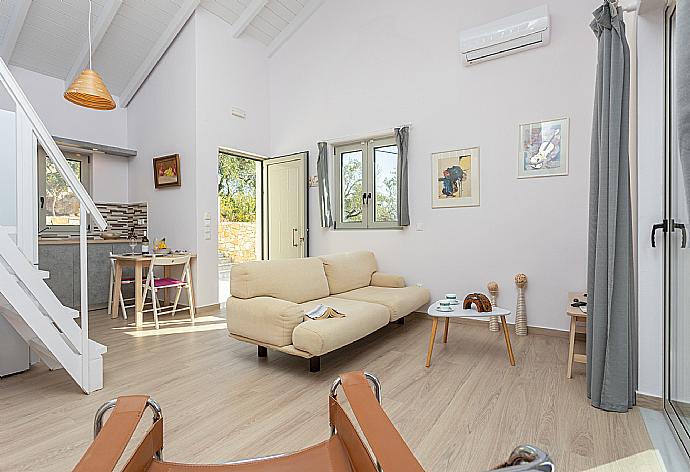 Open-plan living room with sofa, dining area, mezzanine, kitchen, A/C, WiFi internet, and satellite TV . - Villa Ifigeneia . (Galerie de photos) }}