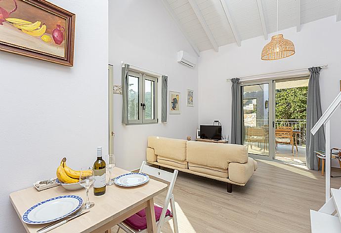 Open-plan living room with sofa, dining area, mezzanine, kitchen, A/C, WiFi internet, and satellite TV . - Villa Ifigeneia . (Galleria fotografica) }}