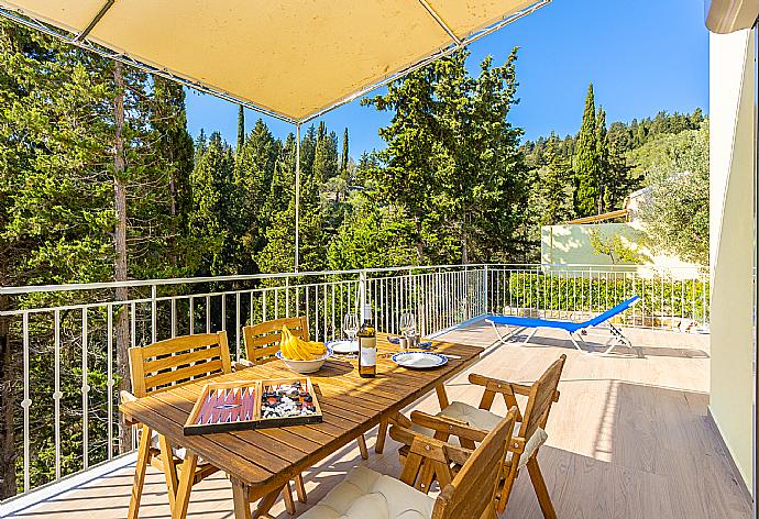 Sheltered terrace area with woodland views . - Villa Ifigeneia . (Fotogalerie) }}