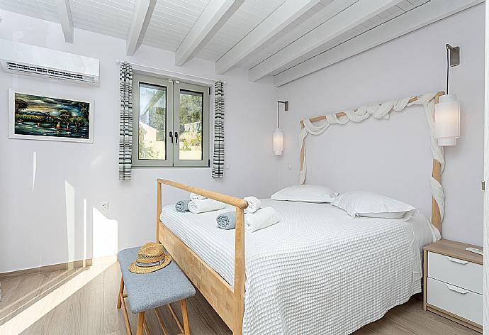 Double bedroom with A/C . - Villa Ifigeneia . (Galleria fotografica) }}