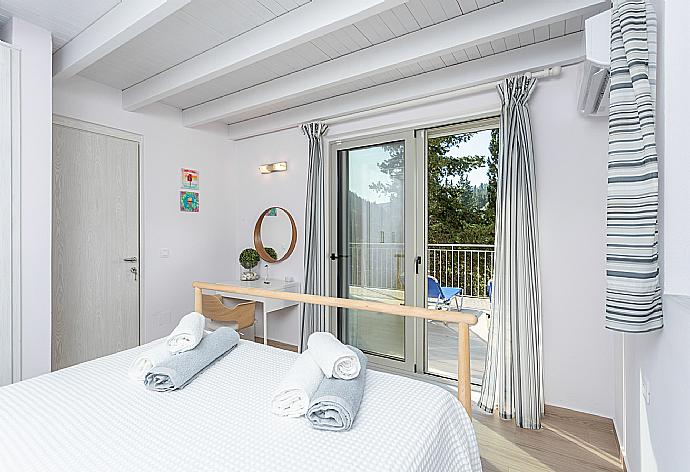 Double bedroom with A/C . - Villa Ifigeneia . (Galleria fotografica) }}