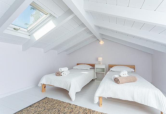 Twin bedroom on mezzanine  . - Villa Ifigeneia . (Galería de imágenes) }}