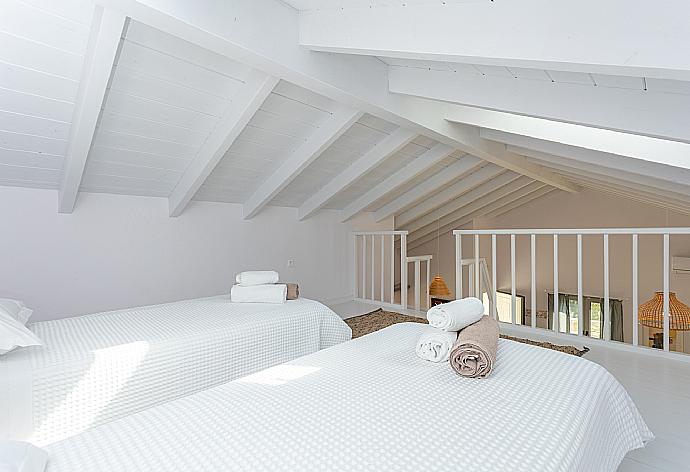 Twin bedroom on mezzanine  . - Villa Ifigeneia . (Galerie de photos) }}