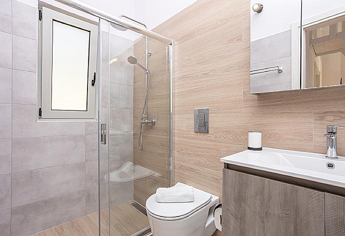 Family bathroom with shower . - Villa Ifigeneia . (Galería de imágenes) }}