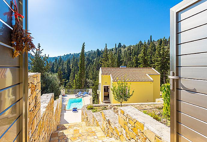 Beautiful villa with private pool and terrace with woodland views . - Villa Ifigeneia . (Galería de imágenes) }}