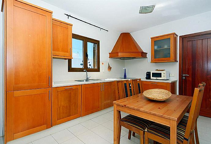 Equipped kitchen with dining area . - Villa Bene . (Photo Gallery) }}