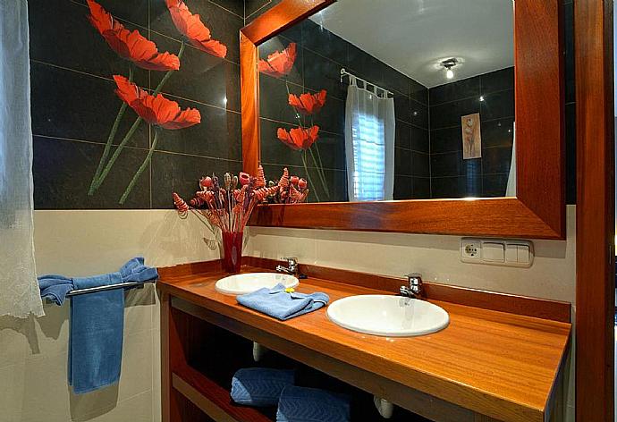 Bathroom with bath and shower . - Villa Bene . (Photo Gallery) }}