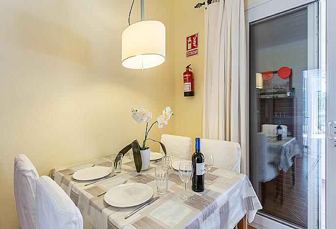 Living room with sofa, dining area, A/C, WiFi internet, satellite TV, and terrace access . - Villa Torreta . (Galleria fotografica) }}