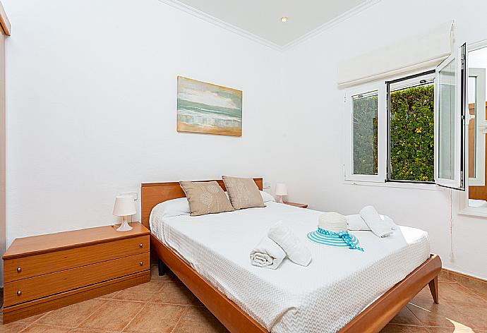 Double bedroom with en suite bathroom and A/C . - Villa Torreta . (Photo Gallery) }}