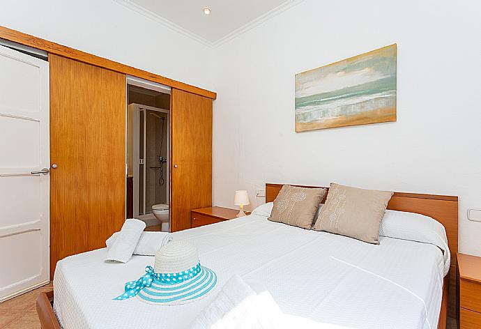 Double bedroom with en suite bathroom and A/C . - Villa Torreta . (Galleria fotografica) }}