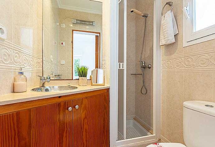 Family bathroom with shower . - Villa Torreta . (Photo Gallery) }}