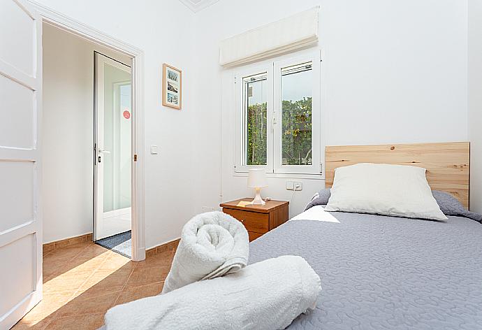 Single bedroom with A/C . - Villa Torreta . (Galleria fotografica) }}