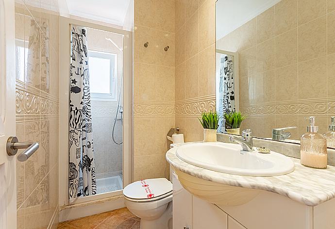 Family bathroom with shower . - Villa Torreta . (Galerie de photos) }}