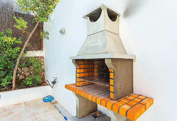 Terrace area with BBQ . - Villa Torreta . (Fotogalerie) }}