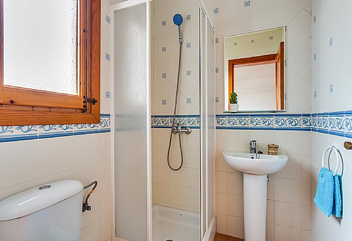 En suite bathroom with shower . - Villa Mar i Mar . (Galería de imágenes) }}