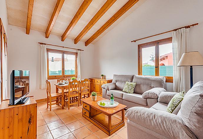 Open-plan living room with sofas, dining area, kitchen, WiFi internet, satellite TV, DVD player, and pool terrace access . - Villa Mar i Mar . (Galleria fotografica) }}