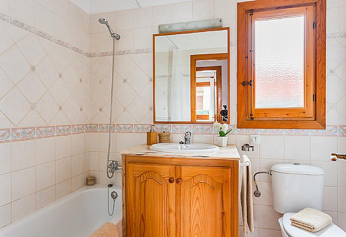 Family bathroom with bath and shower . - Villa Mar i Mar . (Fotogalerie) }}