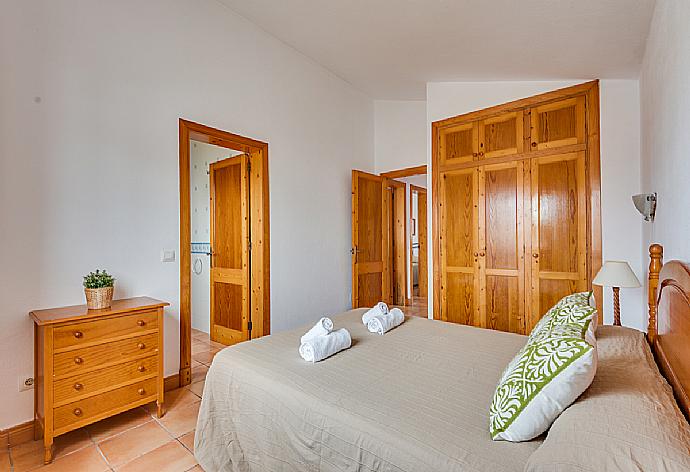 Double bedroom with A/C and en suite bathroom . - Villa Mar i Mar . (Galleria fotografica) }}