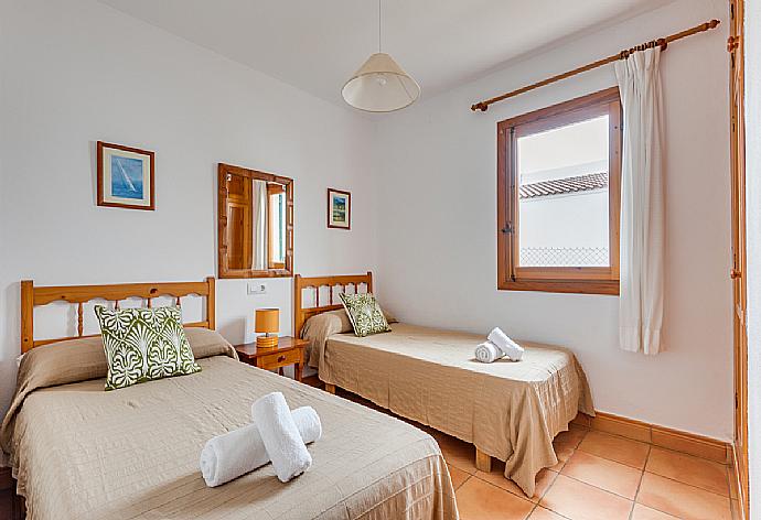 Twin bedroom with A/C . - Villa Mar i Mar . (Galleria fotografica) }}