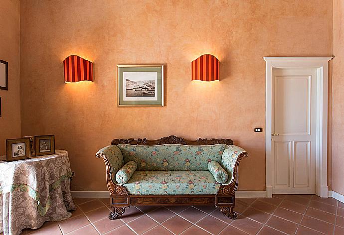 Living room with sofas, dining area, WiFi internet, and satellite TV . - Casale dell Ulivo . (Fotogalerie) }}