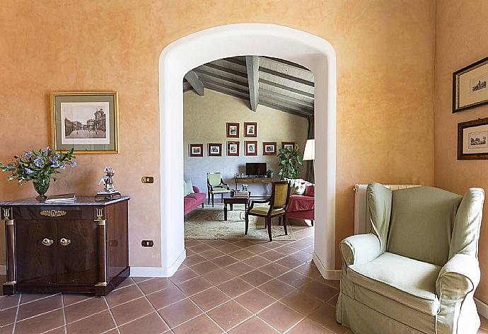 Living room with sofas, dining area, WiFi internet, and satellite TV . - Casale dell Ulivo . (Fotogalerie) }}