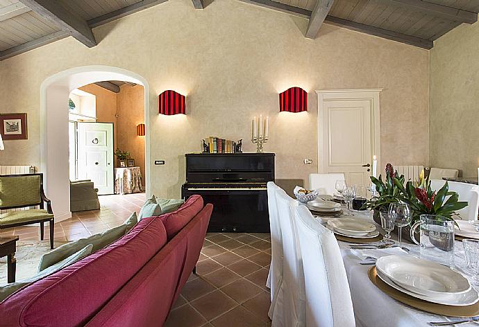 Living room with sofas, dining area, WiFi internet, and satellite TV . - Casale dell Ulivo . (Fotogalerie) }}