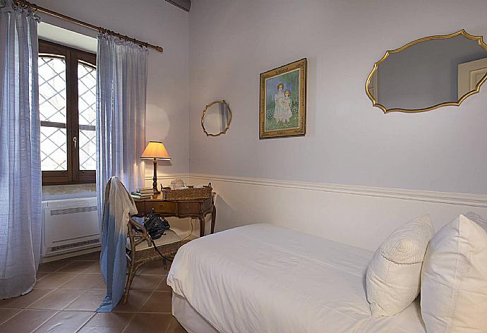 Single bedroom . - Casale dell Ulivo . (Photo Gallery) }}