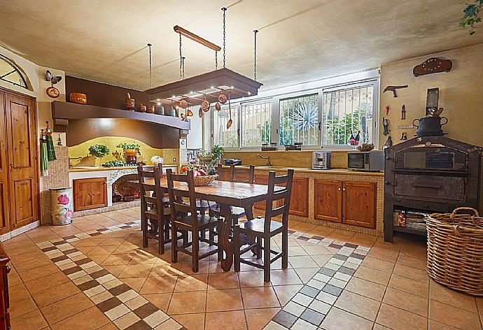 Equipped kitchen and dining area . - Villa Lady Pearl . (Fotogalerie) }}