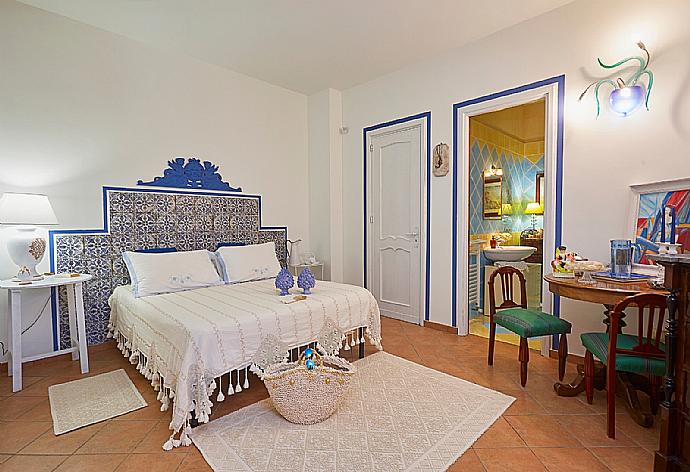 Double bedroom with A/C . - Villa Lady Pearl . (Fotogalerie) }}