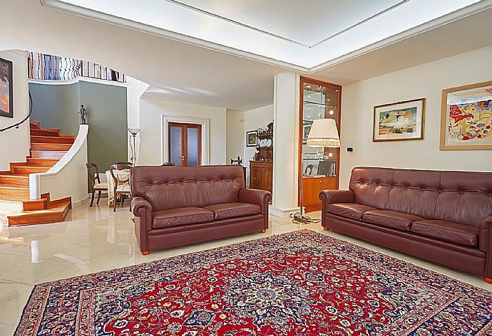 Living room with sofas, A/C, WiFi internet, and satellite TV . - Villa Lady Pearl . (Galleria fotografica) }}