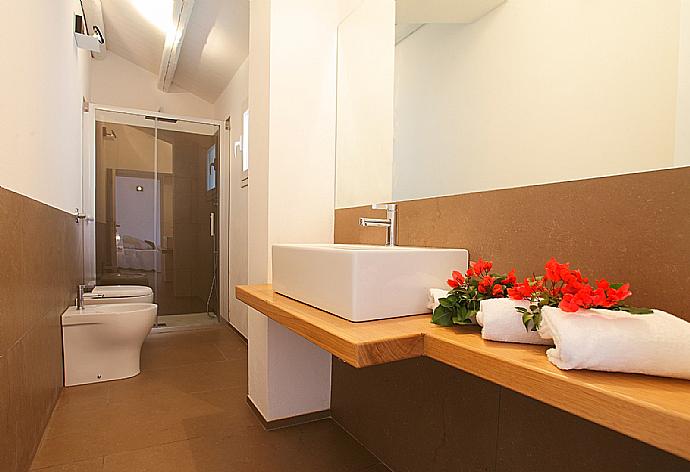 Bathroom with shower . - Villa Lory . (Photo Gallery) }}