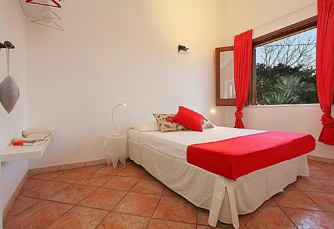 Double bedroom with A/C . - Villa Lory . (Photo Gallery) }}