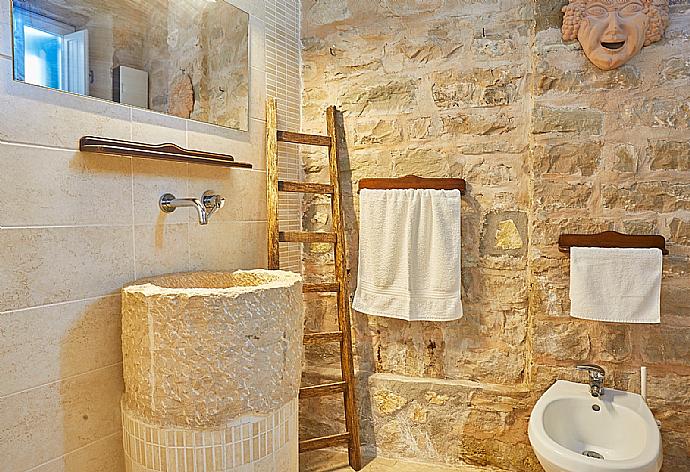 Bathroom . - Villa Maraus . (Galerie de photos) }}