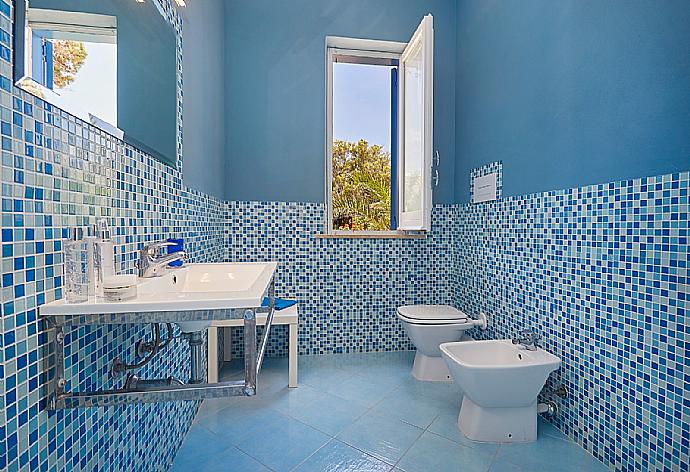 Bathroom . - Villa Maraus . (Photo Gallery) }}