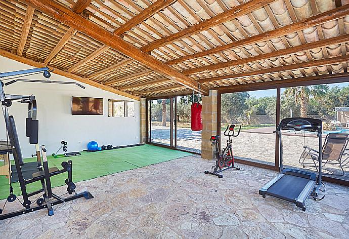 Gym room . - Villa Maraus . (Galería de imágenes) }}