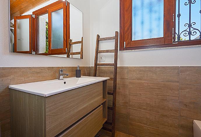 Bathroom . - Villa Maraus . (Photo Gallery) }}