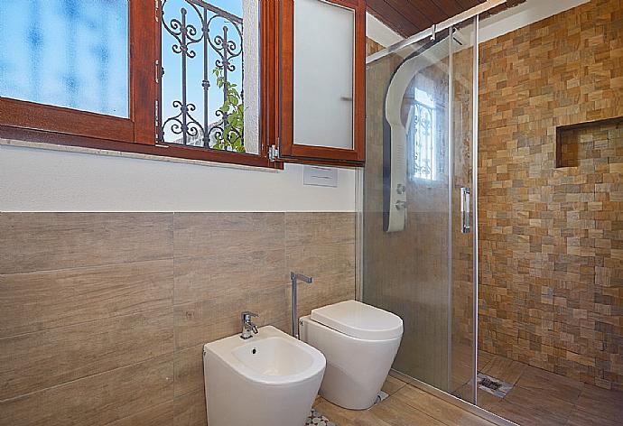 Bathroom . - Villa Maraus . (Fotogalerie) }}