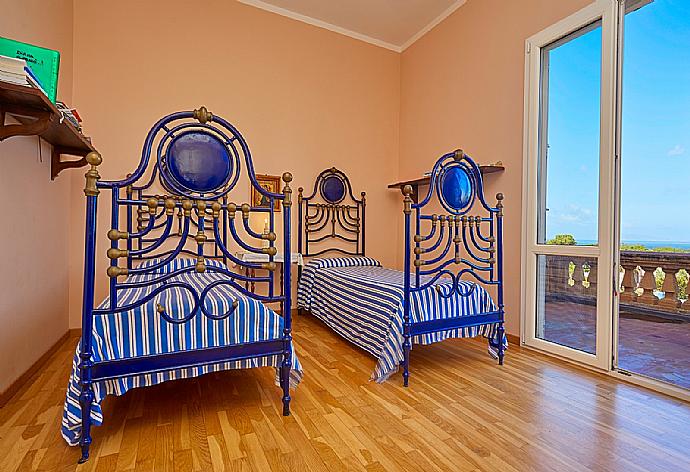 Twin bedroom . - Villa Nature's Embrace . (Галерея фотографий) }}