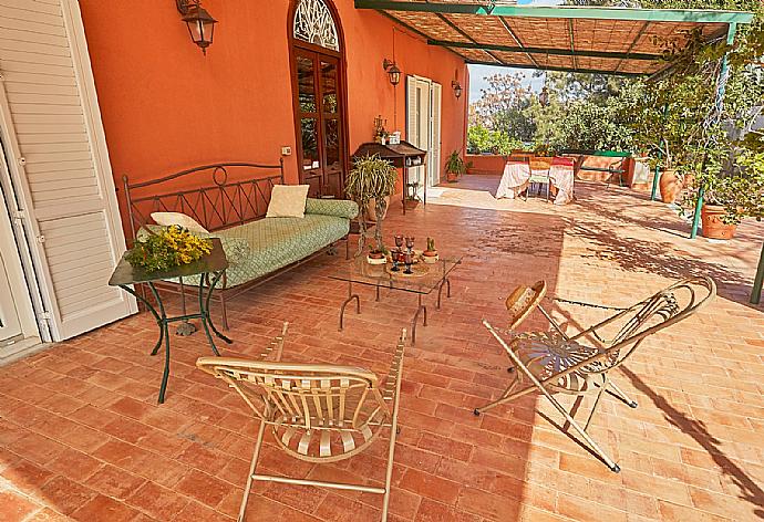 Terrace area . - Villa Nature's Embrace . (Photo Gallery) }}