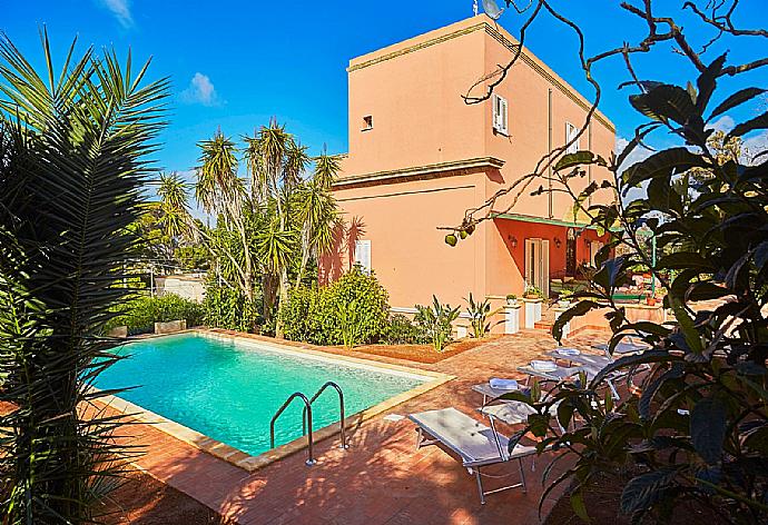 Beautiful villa with private pool and terrace . - Villa Nature's Embrace . (Galleria fotografica) }}