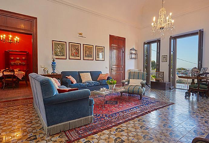 Living room with sofas, WiFi internet, and satellite TV . - Villa Nature's Embrace . (Galleria fotografica) }}