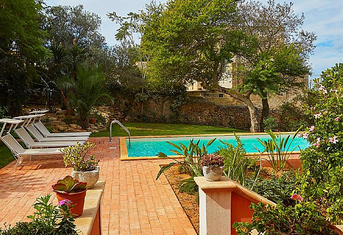 Private pool and terrace . - Villa Nature's Embrace . (Galería de imágenes) }}