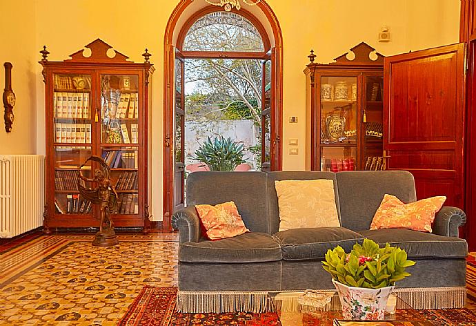 Living room with sofas, WiFi internet, and satellite TV . - Villa Nature's Embrace . (Fotogalerie) }}