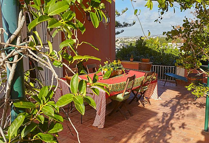 Terrace area . - Villa Nature's Embrace . (Fotogalerie) }}