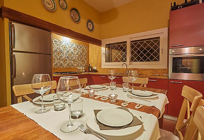 Equipped kitchen and dining area . - Villa Panorama . (Fotogalerie) }}